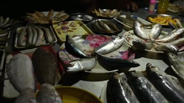 Bakkhali pazarında taze balıklar