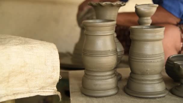 陶芸家が職場で鍋を作る — ストック動画