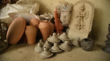 Çömlek sanatçısı bu el sanatlarını yaptı.