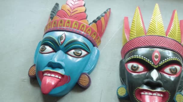 Gomira Masken Hängen Der Wand — Stockvideo