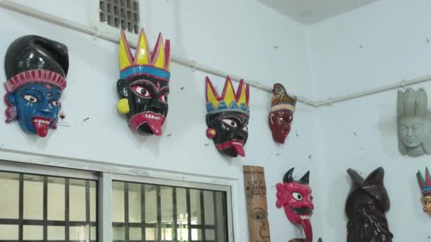 Masques Gomira Sont Suspendus Mur — Video