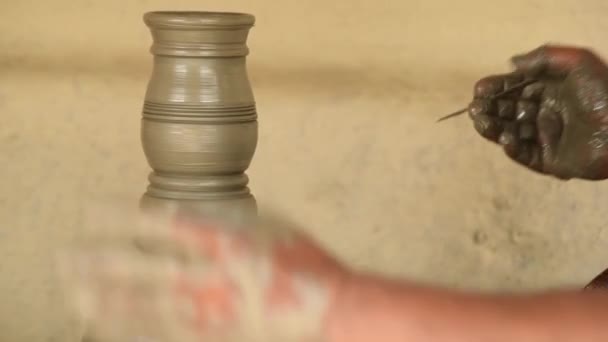 陶芸家は工房で仕事をしていて — ストック動画