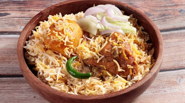 Salata ve patatesli lezzetli tavuk biryani.