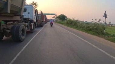 10.11.2023 Dubrajpur: Ağır trafik sıkışıklığı nedeniyle yolda sıkışmış kamyonun bulunduğu Dubrajpur 'un ulus yolu manzarası