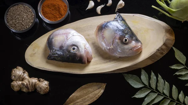 Balık kafaları pişirilmeye hazırlanıyor..