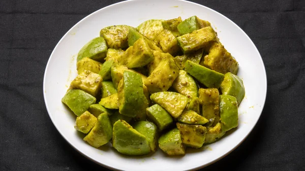 Masala ile servis edilen guava kesimi.