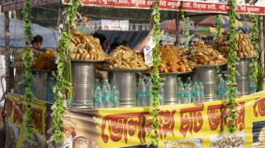 Santiniketan, 25.12.2023: Santiniketan fuarında sohbet satılıyor