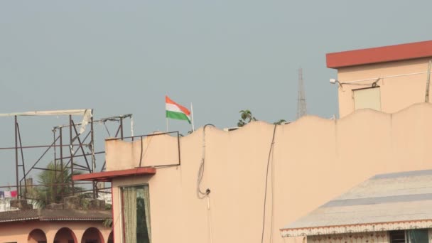 Dreifarbige Indische Flagge Flattert Auf Dem Dach Des Hauses — Stockvideo