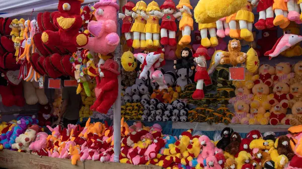 Süslü oyuncak mağazası, özellikle de oyuncak bebekler. Oyuncak bebekler vitrinlere asılıyor..