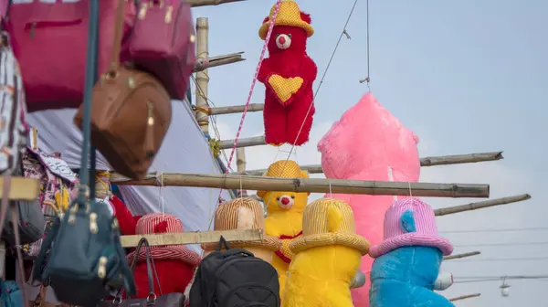 Süslü oyuncak mağazası, özellikle de oyuncak bebekler. Oyuncak bebekler vitrinlere asılıyor..