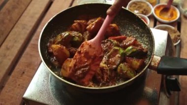 Patatesli karides körisi ya da patates püresi.