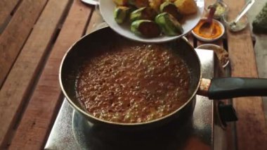Patatesli karides körisi ya da patates püresi.