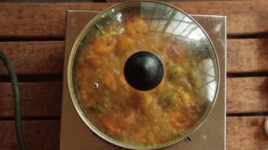 Çin yemeği ya da körili karides ya da körili karides pişirmek..
