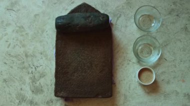 Haşhaş tohumlarını harç ve tokmakla ezmek