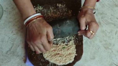 Haşhaş tohumlarını harç ve tokmakla ezmek