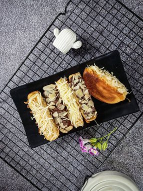 Kömürde kızartılmış kızarmış tost resmi