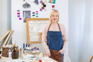 Stüdyosunda çalışan genç bir ressam.