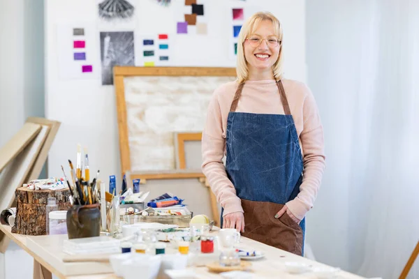 Jonge Schilder Werkt Haar Atelier — Stockfoto