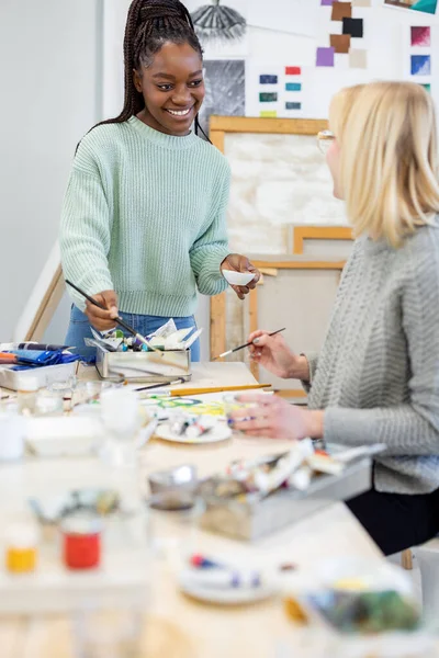 Jeunes Artistes Féminines Travaillant Dans Leur Atelier Peinture — Photo