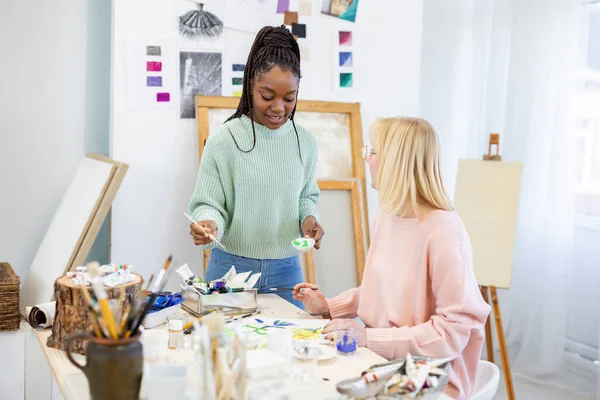 Unga Kvinnliga Konstnärer Som Arbetar Sin Målningsstudio — Stockfoto