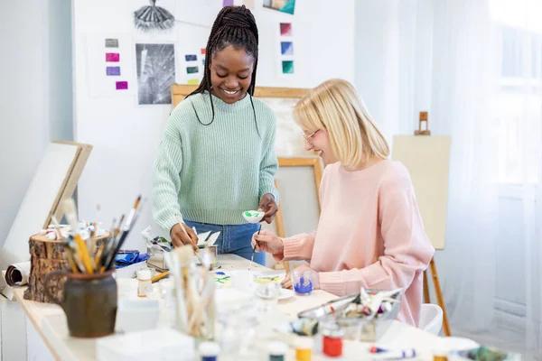 Unga Kvinnliga Konstnärer Som Arbetar Sin Målningsstudio — Stockfoto