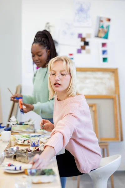 Giovani Artiste Che Lavorano Nel Loro Studio Pittura — Foto Stock