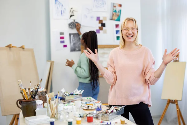 Twee Jonge Kunstenaars Zijn Hun Atelier Blond Schilder Poseert Voor — Stockfoto