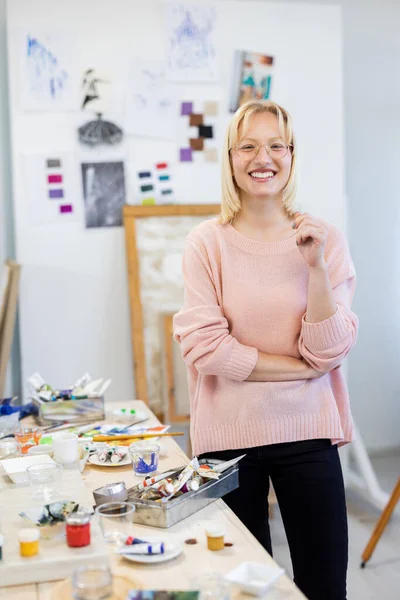 Jonge Vrouw Haar Schilderatelier Poseert Voor Portretfoto Van Haar Werk — Stockfoto
