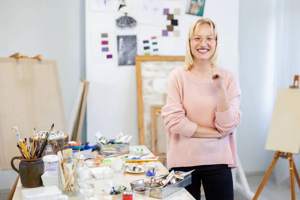 Young Woman Her Painting Studio She Posing Portrait Photo Her — Stok fotoğraf