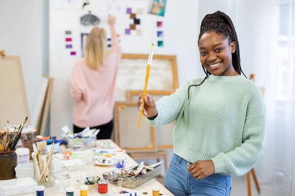 Dois Jovens Artistas Estão Seu Estúdio Pintor Africano Está Posando — Fotografia de Stock