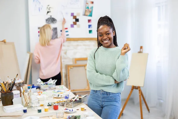 Dois Jovens Artistas Estão Seu Estúdio Pintor Africano Está Posando — Fotografia de Stock