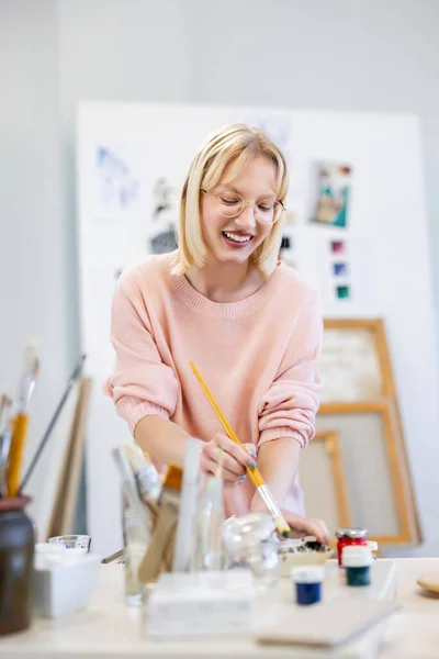 Young Woman Her Painting Studio She Smiling Camera Front Her — Stock Photo, Image