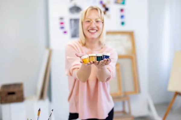 Mladá Malířka Drží Ateliéru Láhve Barvou Stojí Před Svým Pracovním — Stock fotografie