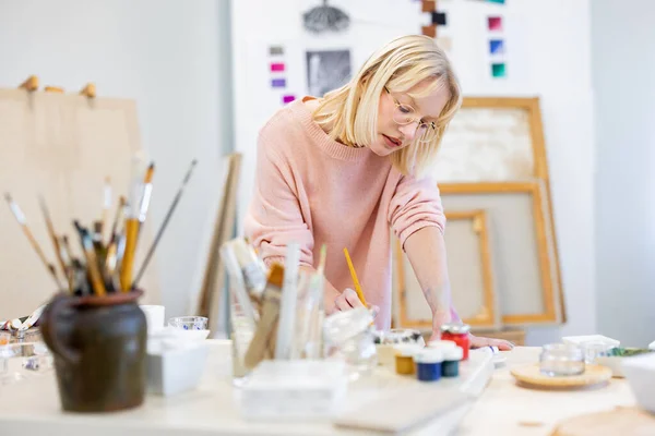 Mujer Joven Está Estudio Pintura — Foto de Stock