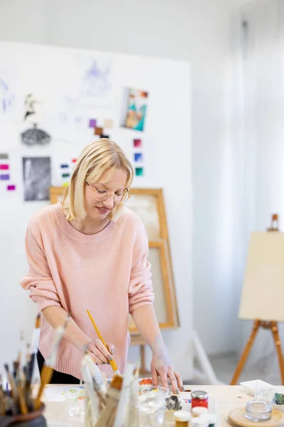 Mujer Joven Está Estudio Pintura — Foto de Stock