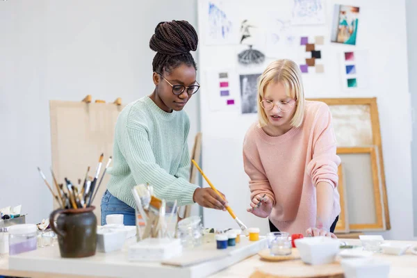 Jeunes Artistes Féminines Travaillant Dans Leur Atelier Peinture — Photo