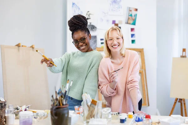 Jóvenes Mujeres Artistas Posando Para Cámara Estudio Pintura — Foto de Stock