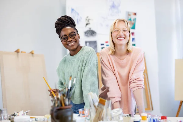 Jonge Vrouwelijke Kunstenaars Poseren Voor Camera Hun Schilderatelier — Stockfoto