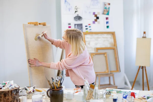 Jonge Schilder Die Haar Atelier Werkt Begint Nieuw Doek Schilderen — Stockfoto