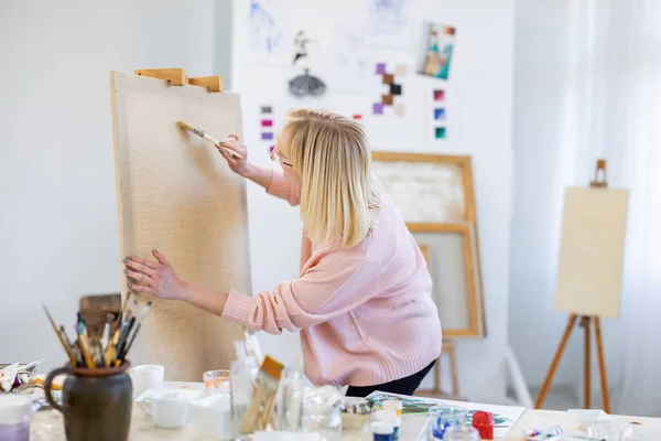 Giovane Pittrice Che Lavora Nel Suo Atelier Sta Iniziando Dipingere — Foto Stock