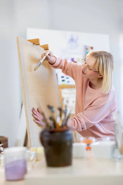 Giovane Pittrice Che Lavora Nel Suo Atelier Sta Iniziando Dipingere — Foto Stock
