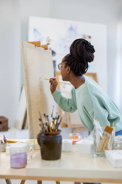 Mladá Malířka Pracující Svém Ateliéru Začíná Malovat Nové Plátno — Stock fotografie