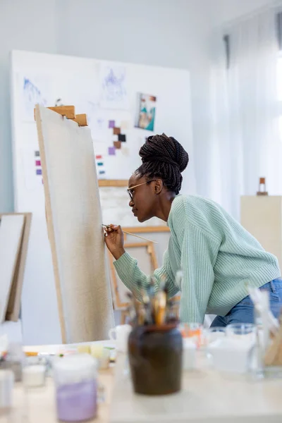 Jovem Pintora Trabalhando Seu Atelier Ela Está Começando Pintar Uma — Fotografia de Stock