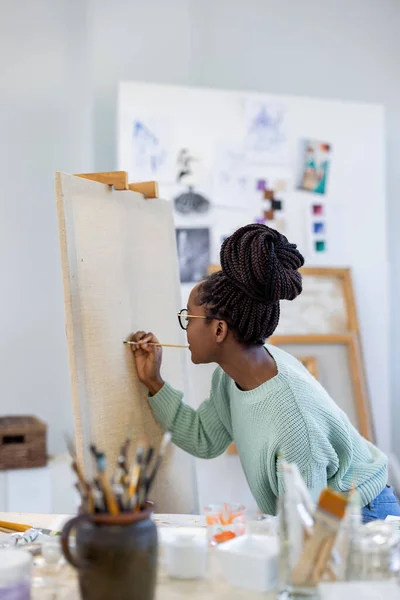 Jovem Pintora Trabalhando Seu Atelier Ela Está Começando Pintar Uma — Fotografia de Stock