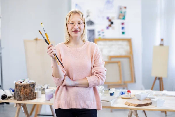 Jonge Vrouwelijke Kunstenares Werkt Haar Atelier Poseert Voor Camera Rechtenvrije Stockfoto's