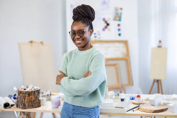 Jonge Vrouwelijke Afrikaanse Kunstenaar Werkt Haar Atelier Poseert Voor Camera Stockfoto