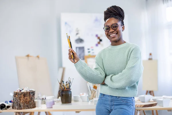 Jeune Artiste Africaine Travaillant Dans Son Atelier Elle Pose Pour Images De Stock Libres De Droits