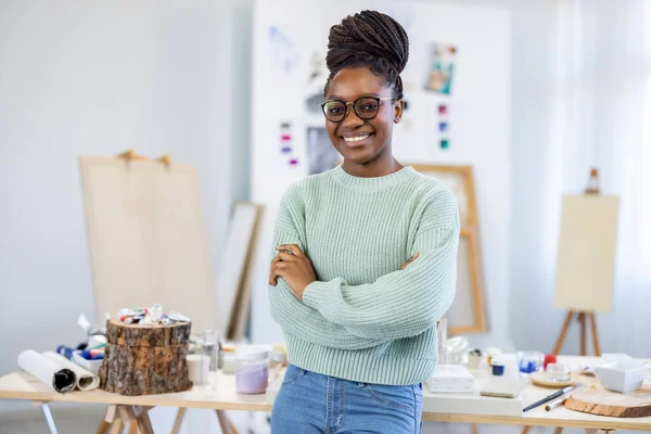 Jeune Artiste Africaine Travaillant Dans Son Atelier Elle Pose Pour Photo De Stock