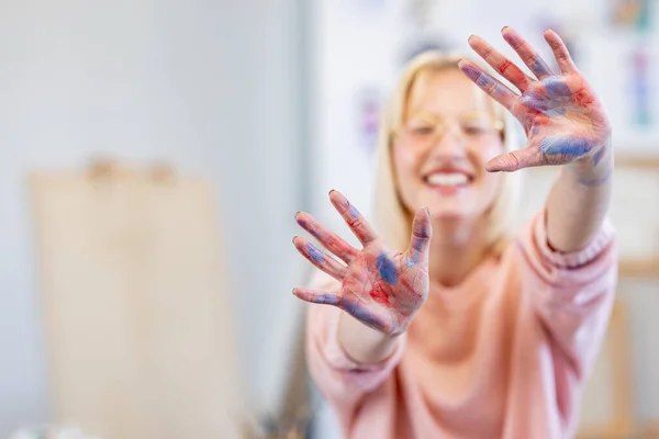 アートスタジオの若い女性が笑顔で 幸せな顔で手と指でフレームを作る ストック画像