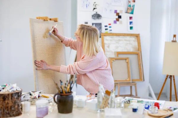 Jeune Peintre Travaillant Dans Son Atelier Elle Commence Peindre Sur Image En Vente
